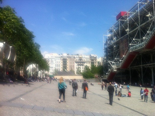 The plaza slopes downward to the entry, making a social statement on the reversal of museums from a pastime of the elite to the realm of the people. However, the design of the plaza seems to have forgotten about the people in the process. With little relief for the beating sun with little seating or shade, it becomes a space to pass through.