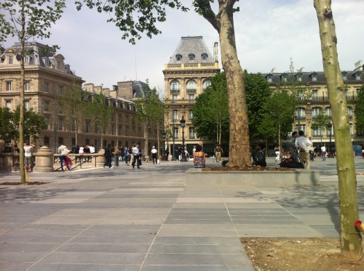 The plaza itself is a pedestrian environment, but it is somewhat challenging to access. The good thing is that one third of Paris streets are limited to 30 km/h (20 mph), so the lack of onstreet parking is somewhat navigable.